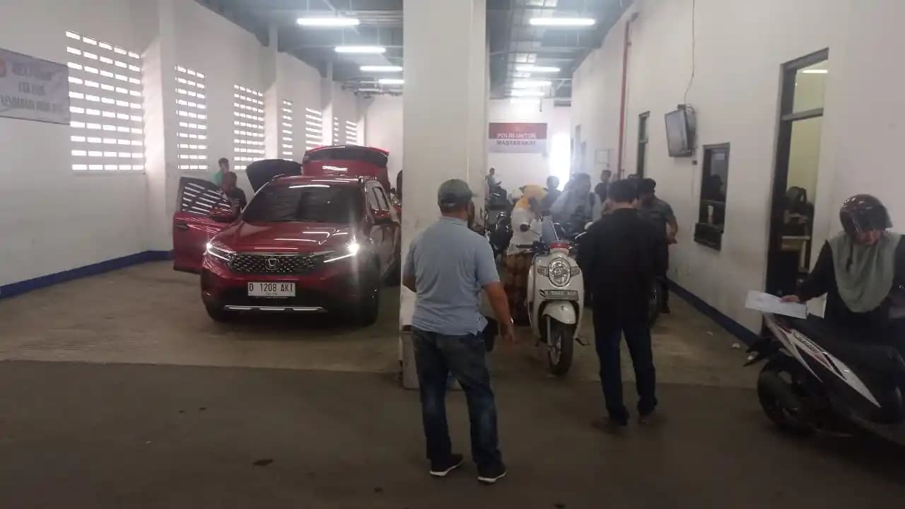 Kondisi antrean cek fisik kendaraan di Gedung Pelayanan BPKB Polda Jawa Barat