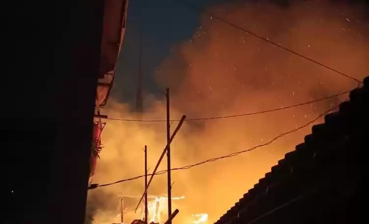 Kondisi api yang masih berkobar membakar lima rumah warga