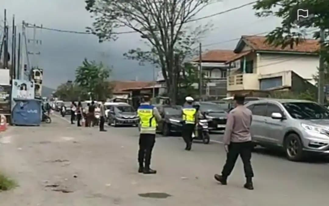 Kondisi arus lalu lintas di jalur Kadungora, Kabupaten Garut saat diterapkan sistem one way arah Bandung