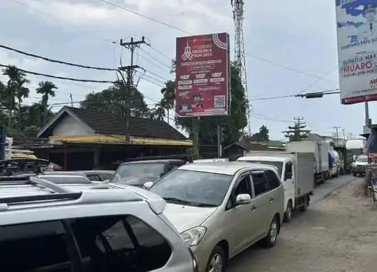 Kondisi arus lalu lintas yang padat di Jembatan Aurduri I, Jambi