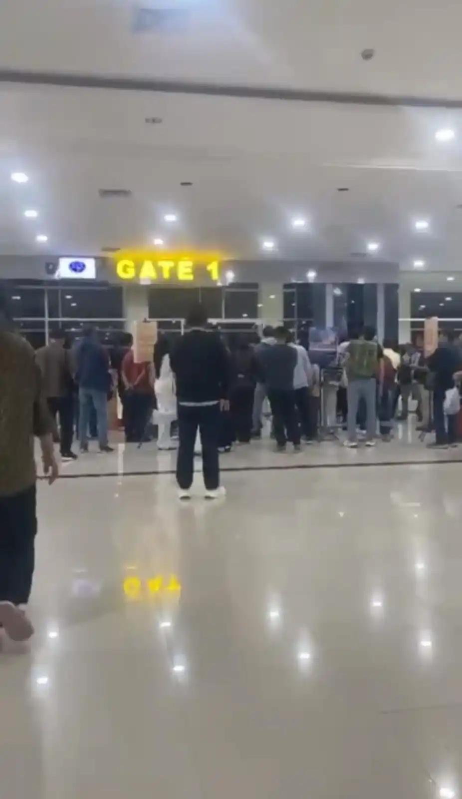 Kondisi Bandara Halu Oleo Di Saat Pesawat Super Air Jet Gagal Berangkat Selaama 7 Jam