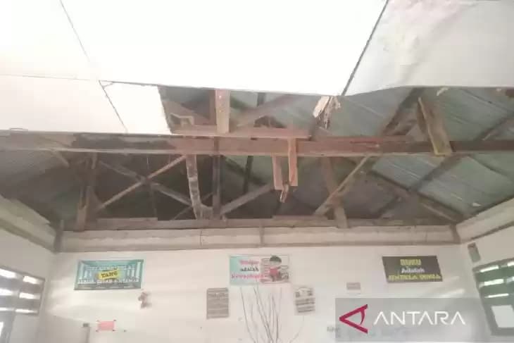 Kondisi bangunan bagian atas (plafon) SD Negeri 2 Lawa jadi perhatian Pj Bupati Muna Barat untuk segera di perbaiki ulang. (Foto Antara/La Ode Biku)