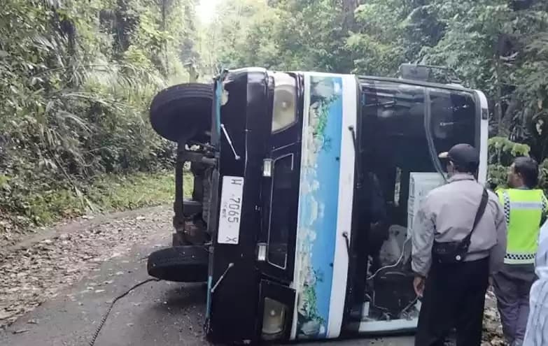Kondisi bus terguling di akses utama menuju kawasan Pantai Balekambang
