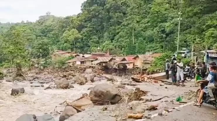 Kondisi jalan nasional di Air Terjun Lembah Anai