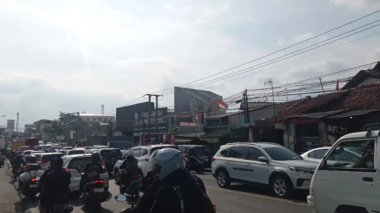 Kondisi kemacetan di Jalan Raya Cileunyi-Cibiru