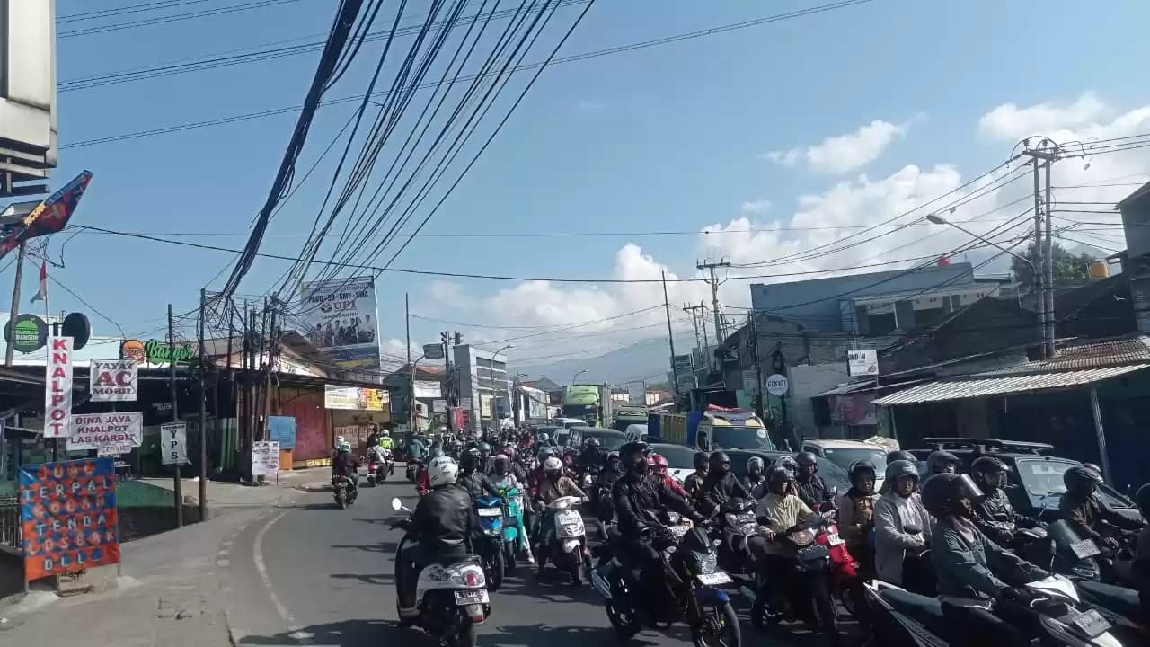 Kondisi kemacetan parah di jalur Cibiru-Cileunyi, Kabupaten Bandung, Jawa Barat