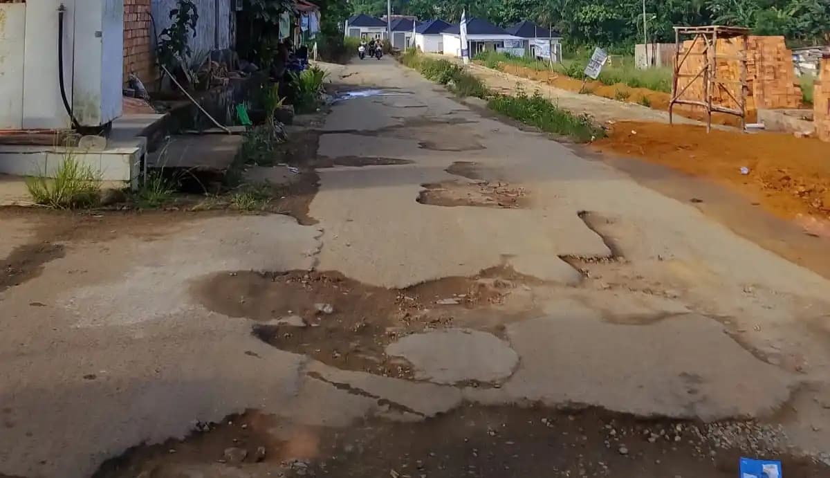 Kondisi kerusakan Jalan Raden Sayuti, Bagan Pete, Alam Barajo, Kota Jambi yang tak kunjung diperbaiki