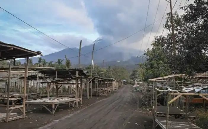 Kondisi Pasar Boru dengan latar belakang erupsi Gunung Lewotobi Laki-laki