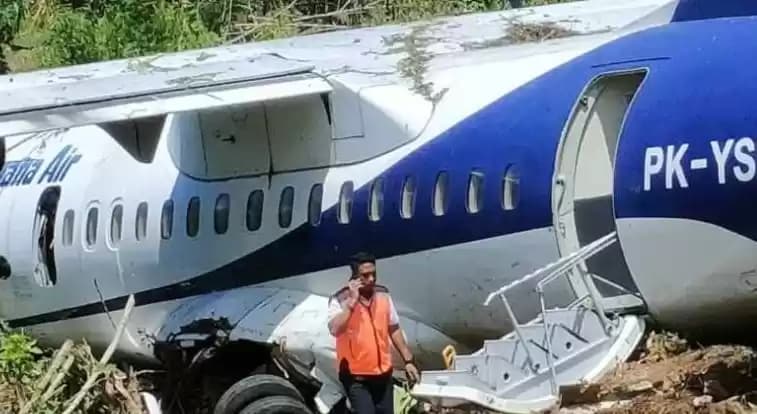 Kondisi pesawat Trigana PK YSP ATR 42-500 yang mengalami kecelakaan di Bandara Kamanap Serui