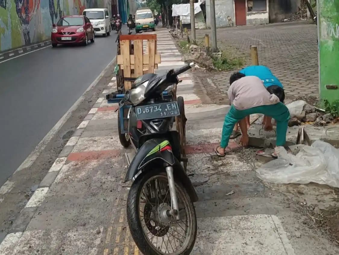 Kondisi proyek perbaikan trotoar di Jl. Jakarta, Kota Bandung