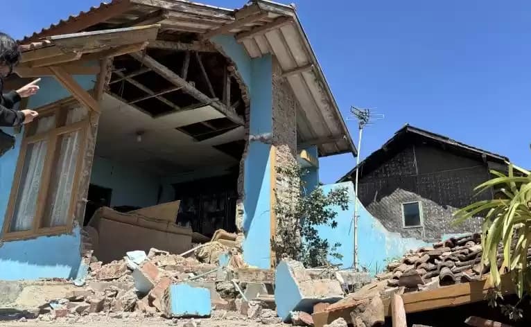 Kondisi salah satu rumah yang mengalami kerusakan cukup parah pascagempa
