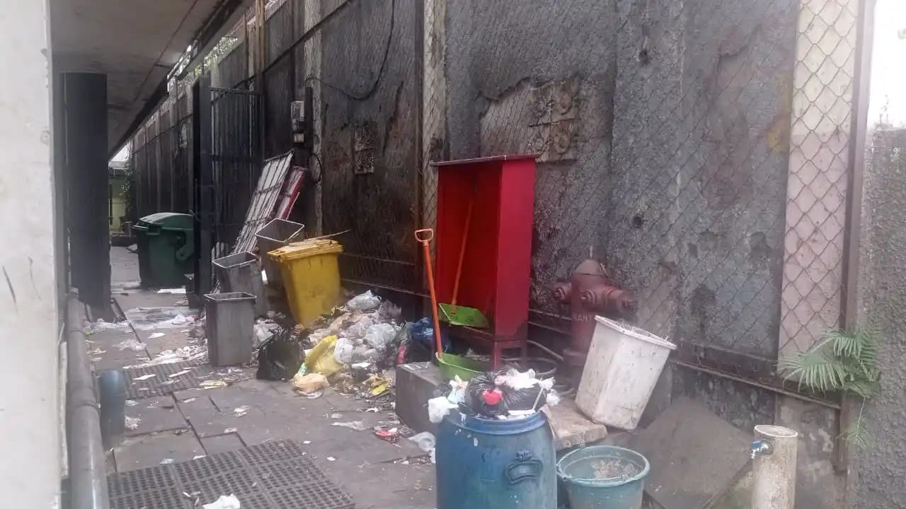 Kondisi sampah di kantor Samsat Pajajaran, Kota Bandung terlihat menumpuk dan berserakan