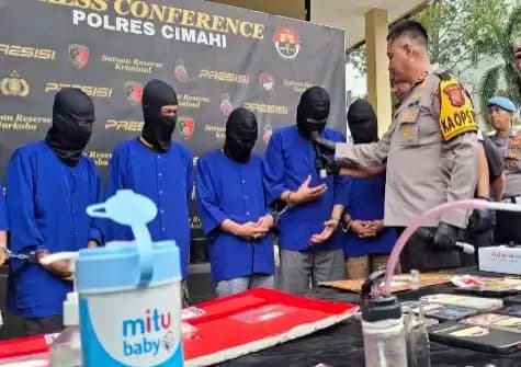 Konferensi Pers di Mapolres Cimahi Terkait Kasus Narkoba oleh Ketua Bawaslu Kabupaten Bandung Barat