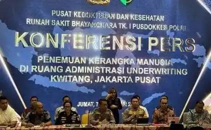 konferensi pers di RS Polri Kramat Jati, Jakarta, Jumat (7/11/2025)