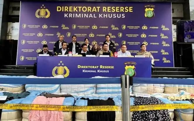 Konferensi Pers Pengungkapan Baju Bekas Impor Ilegal Senilai Rp4,2 Miliar
