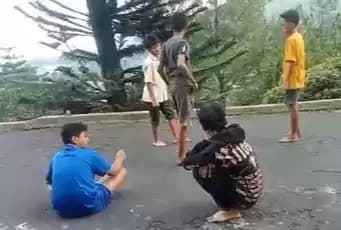 Korban RKW pelajar SMP Negeri 2 Kota Batu (Kaos kuning) saat akan dikeroyok dan dipukuli teman-temannya.