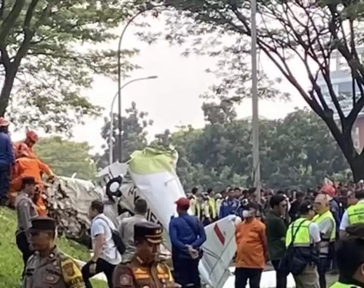 Korban tiga orang meninggal, dua masih di dalam pesawat latih dan satu tergeletak di luar