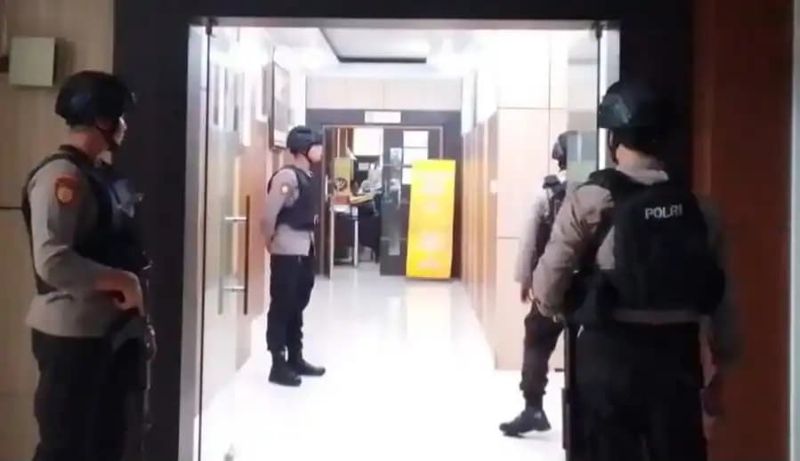 KPK Geledah Ruangan Gubernur Bengkulu Rohidin