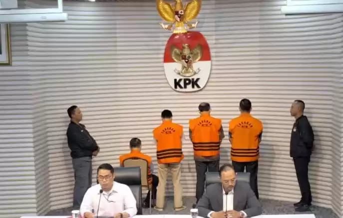 KPK hadirkan empat tersangka pengembangan perkara dugaan korupsi pengadaan CCTV dalam program Bandung Smart City