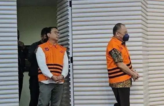 KPK tahan dua tersangka kasus dugaan korupsi jual beli gas antara PT PGN dan PT IAE, Danny Praditya dan Iswan Ibrahim