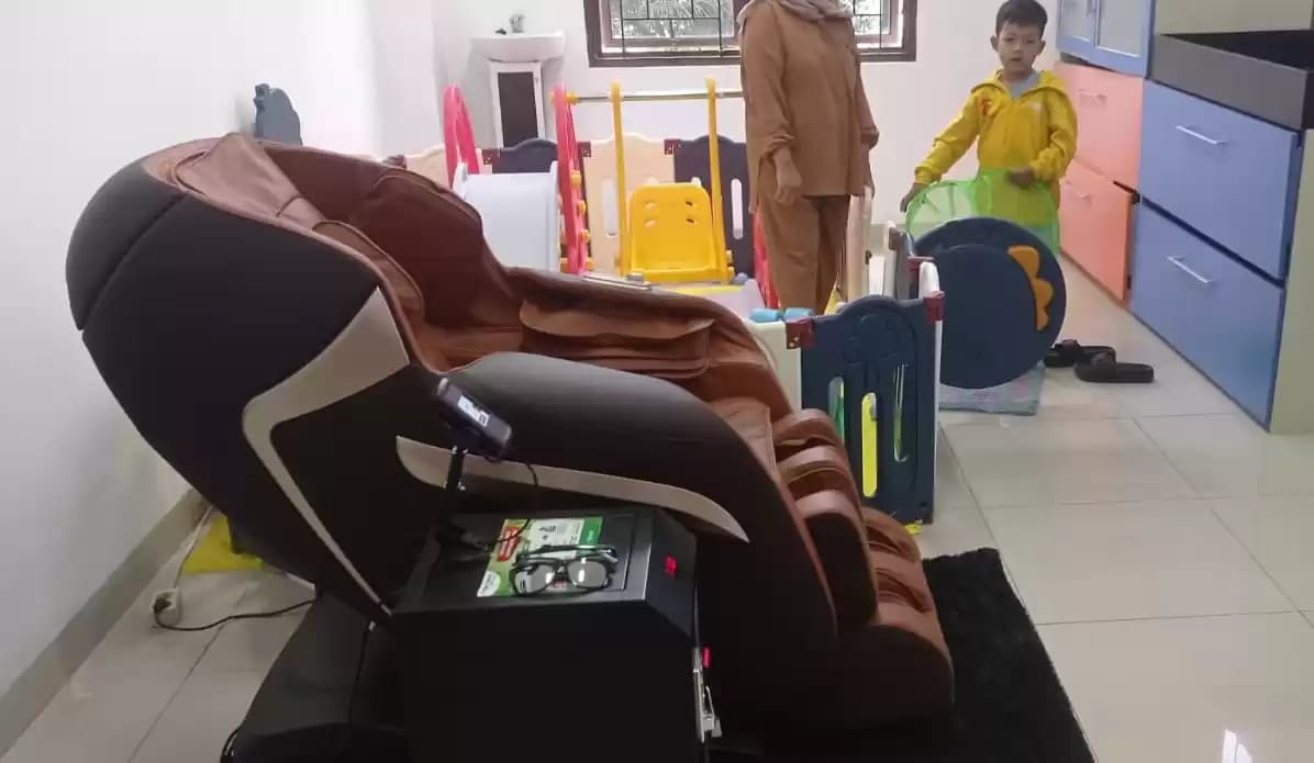 Kursi pijat elektrik di kantor Samsat Bandung Tengah