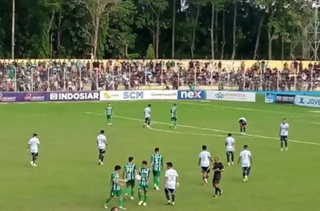 Laga antara PSMS (hijau) melawan tamunya PSPS Pekanbaru di Stadion Baharuddin Siregar Deli Serdang