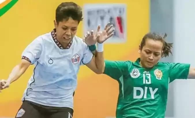 Laga antara tim futsal DKI Jakarta (putih) melawan Yogyakarta