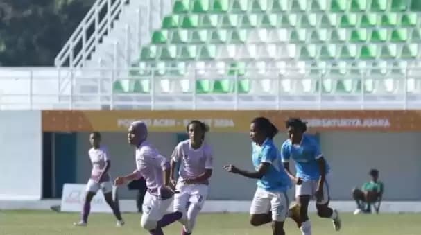 Laga antara tim sepakbola putri Sumut melawan Jawa Barat