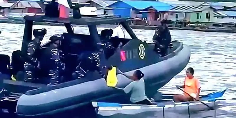Lantamal X Jayapura dengan kapal patroli melaju di perairan Jayapura