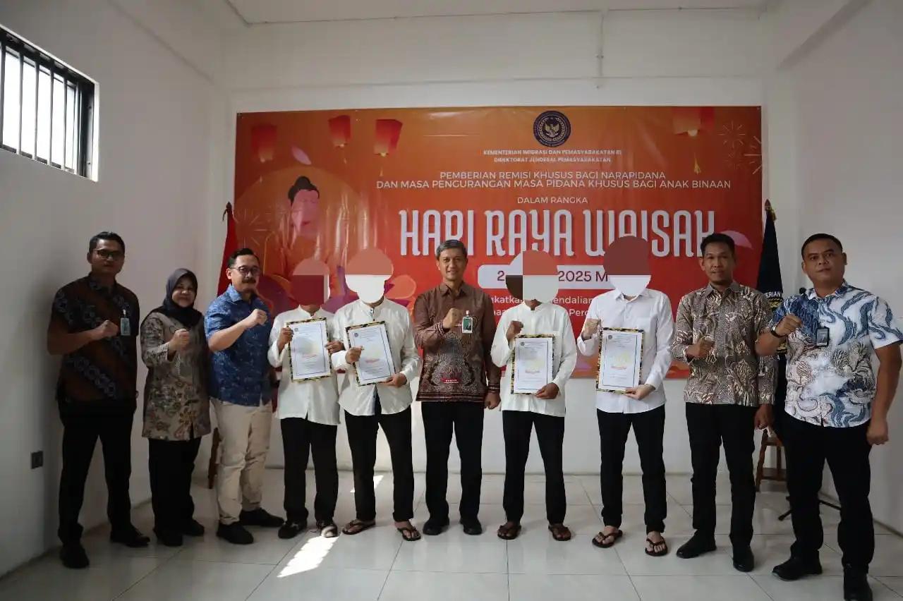 Lembaga Pemasyarakatan Kelas IIA Bekasi menggelar Penyerahan Remisi Khusus (RK) kepada 4 orang Warga Binaan Pemasyarakatan (WBP) yang beragama Buddha