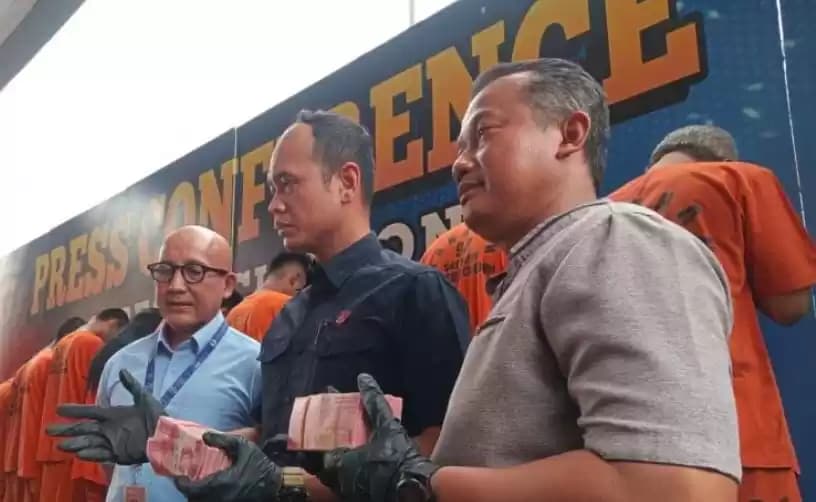 Lembaran uang palsu yang dihadirkan sebagai barang bukti dalam konferensi pers di Mapolresta Cirebon