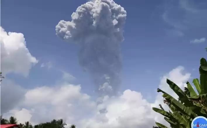 Letusan Abu Vulkanik Gunung Ibu