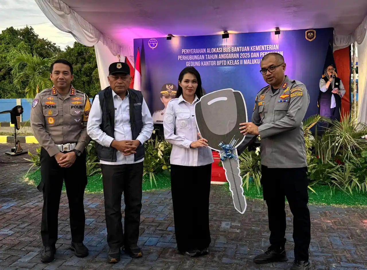 Lima Bus Kemenhub Diserahkan ke Pemprov Malut, Gedung Kantor BPTD Diresmikan