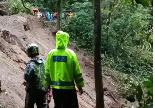 Longsor di jalur Pacet-Cangar, Mojokerto