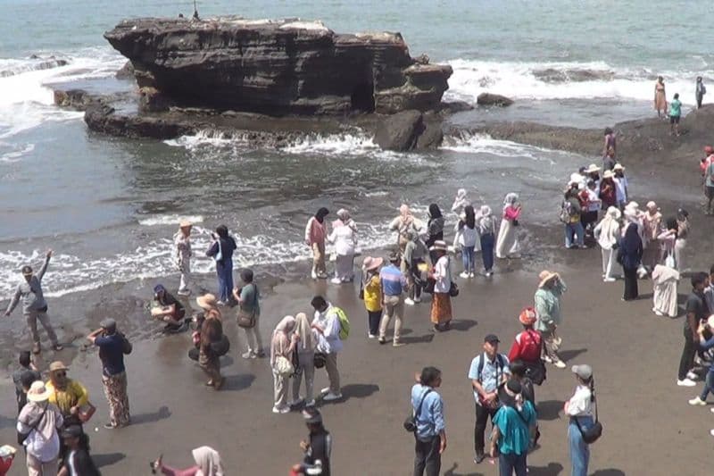 Lebih dari 10 Ribu pengunjung padati Tanah Lot Bali saat Momen Natal