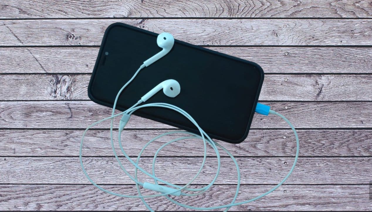 Efek Buruk Mendengarkan Audio Pakai Headset Saat Ponsel Sedang Mengisi Daya