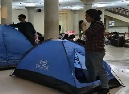 Mahasiswa UGM menggelar aksi di halaman Balairung kampus