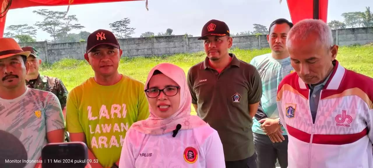 Mak Rini menyampaikan keterangan pers, didampingi Wakil Ketua DPRD Kabupaten Blitar, Kepala Dispora Anindya Putra Robertus bersama Forkopimcam Nglegok. (Foto: Dok MI/JK)
