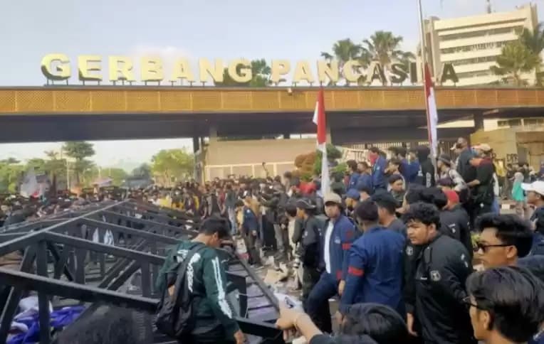 Massa berakaksi Dorong-dorong