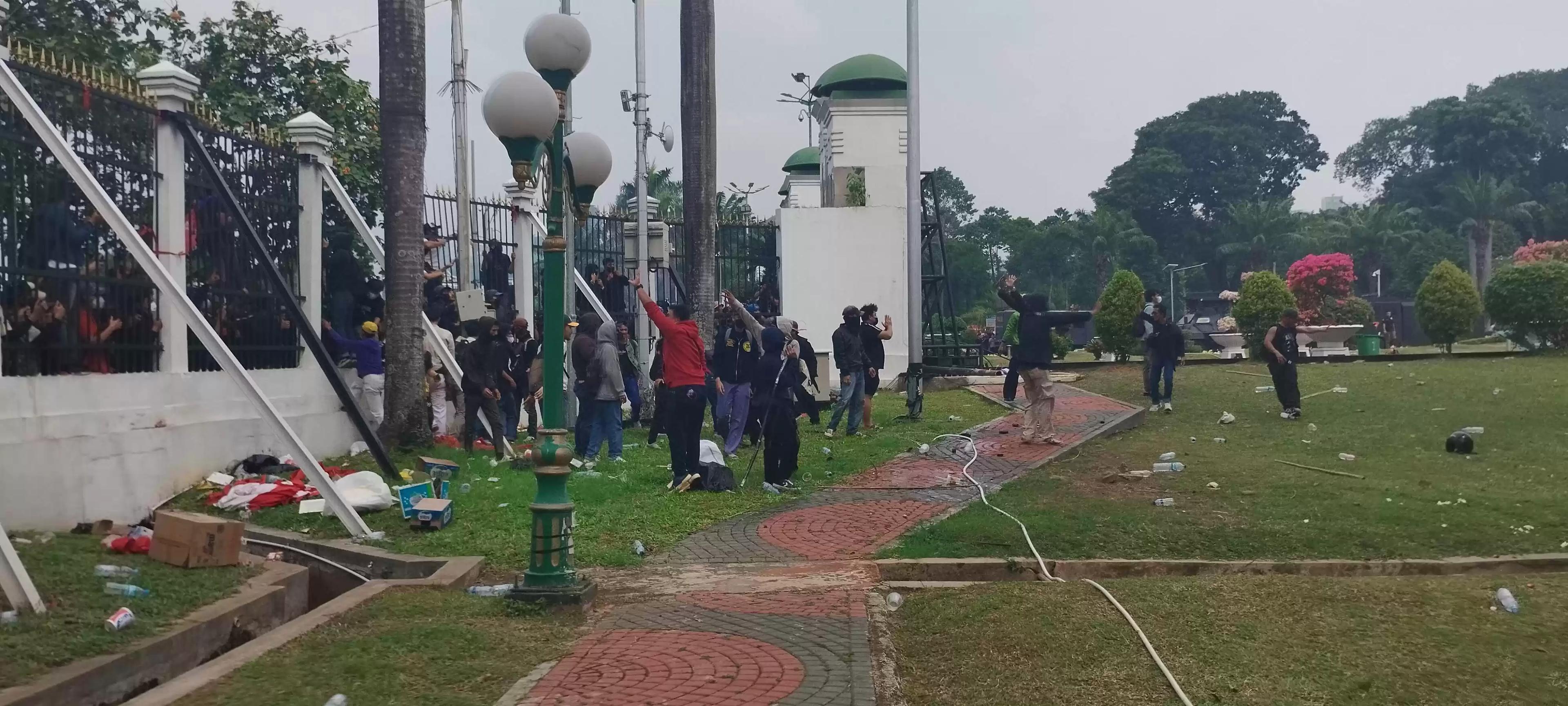 Massa ksi berhasil jebol pagar bagian depan Gedung DPR