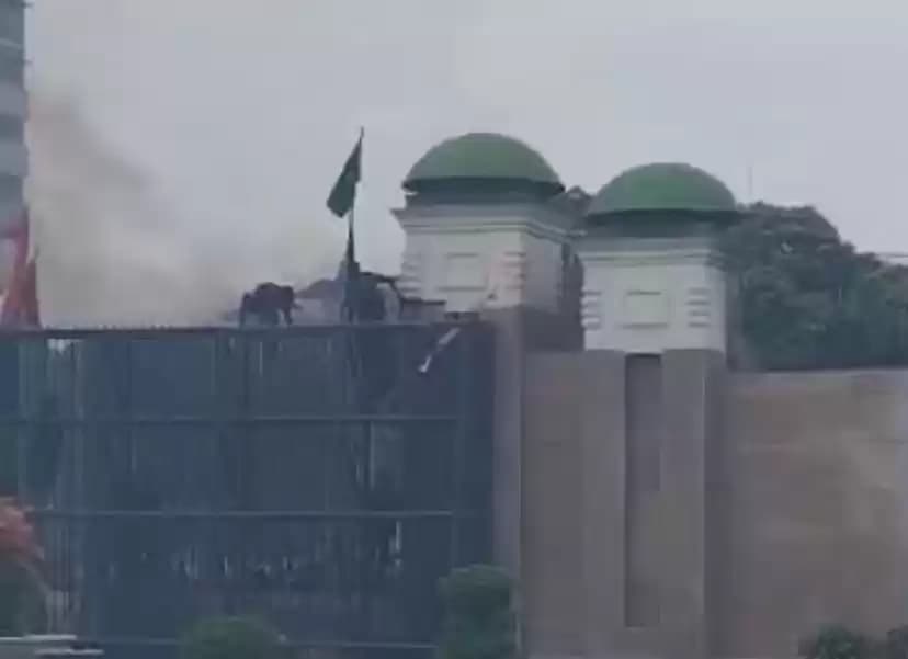 massa panjat gerbang dpr