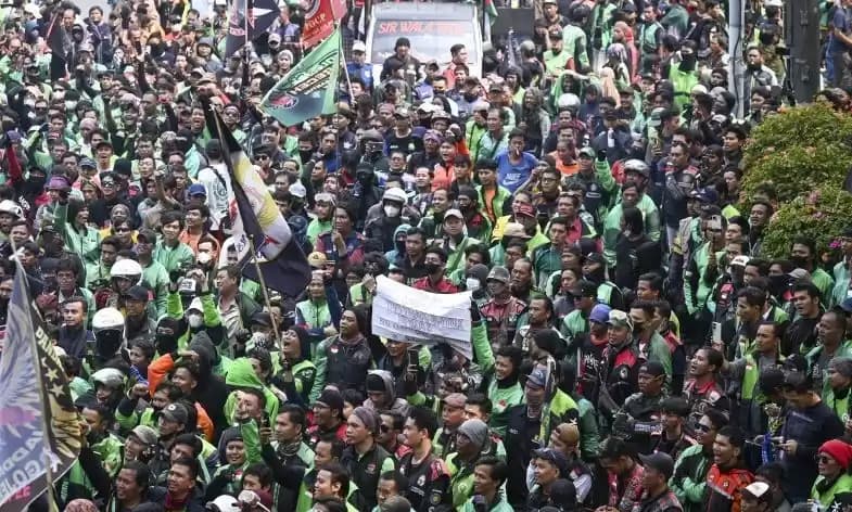 Massa yang tergabung dalam Koalisi Ojol Nasional