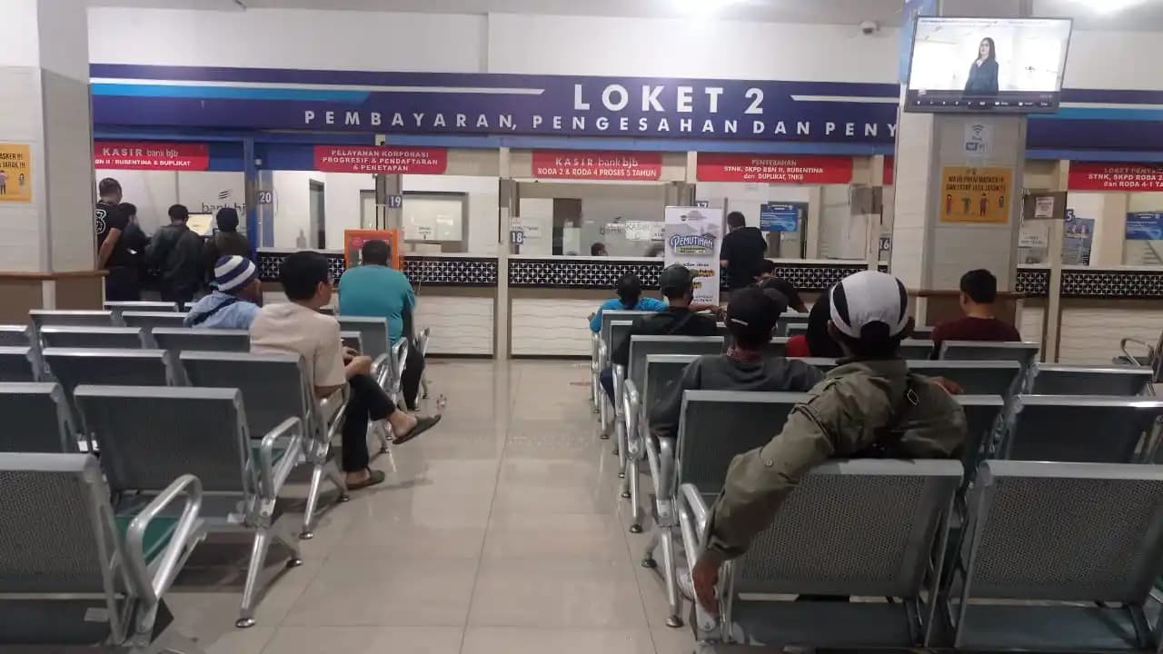 Masyarakat wajib pajak saat menunggu antrean di kantor Samsat Soekarno Hatta