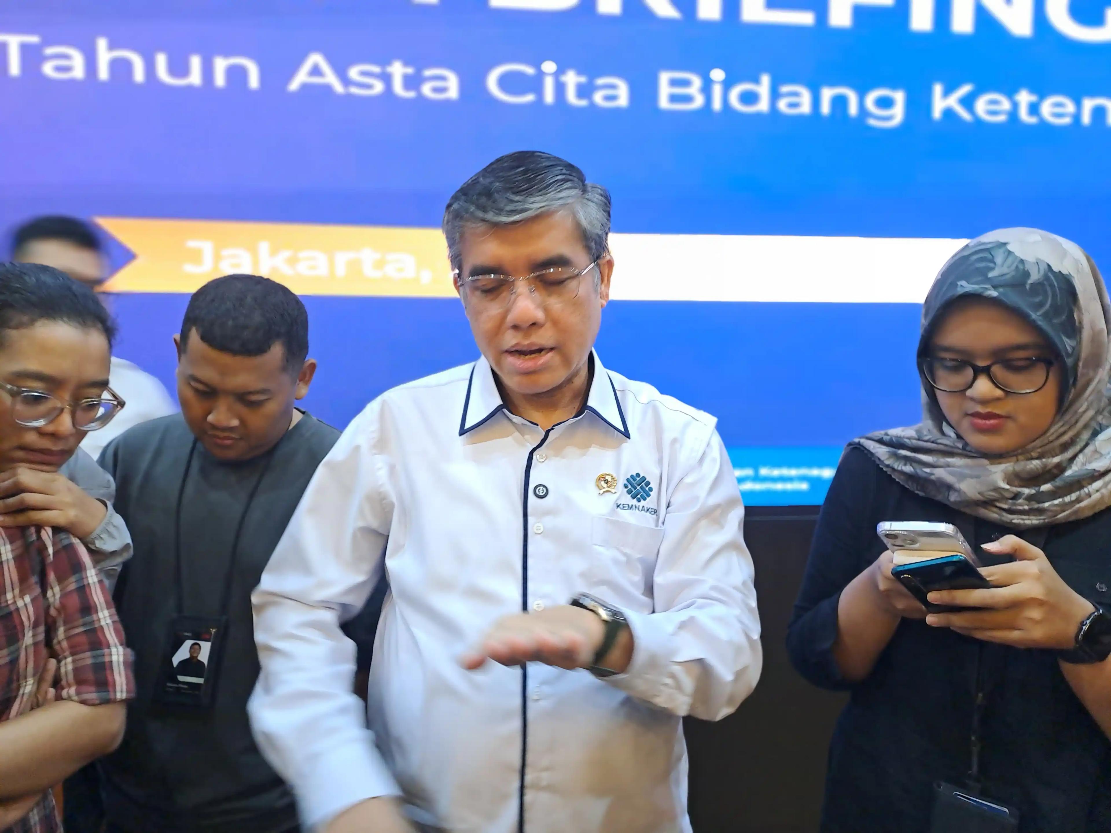 Menaker Yassierli selepas Media Briefing. (Foto.Rizal Siregar)