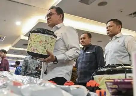 Mendag Menunjukkan Barang Ilegal yang Berhasil Disita