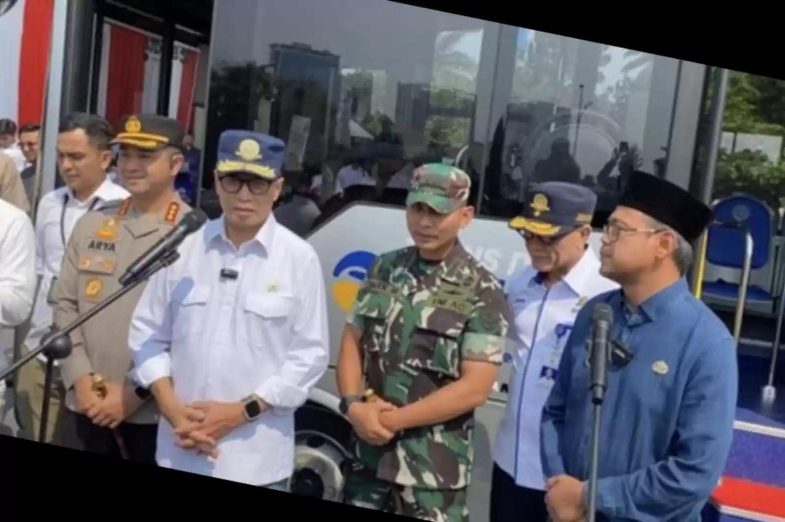 Menhub, Budi Karya Sumadi, meresmikan BISKITA Trans Depok di Stasiun LRT Harjamukti, Depok, Jawa Barat (Jabar). Proyek bus angkutan umum itu menelan biaya mencapai total Rp 11 miliar.