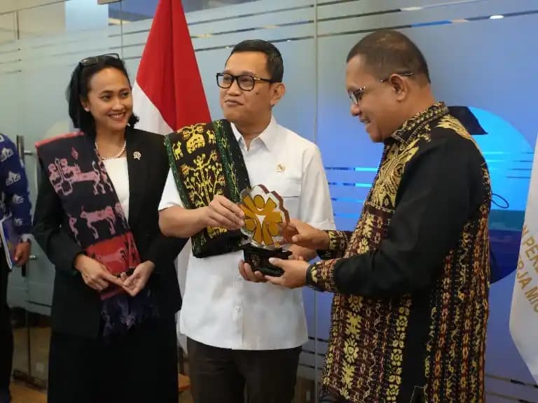 MenP2MI Abdul Kadir Karding menerima audiensi Gubernur Nusa Tenggara Timur (NTT) Emanuel Melkiades Laka Lena. (Dok. MI)