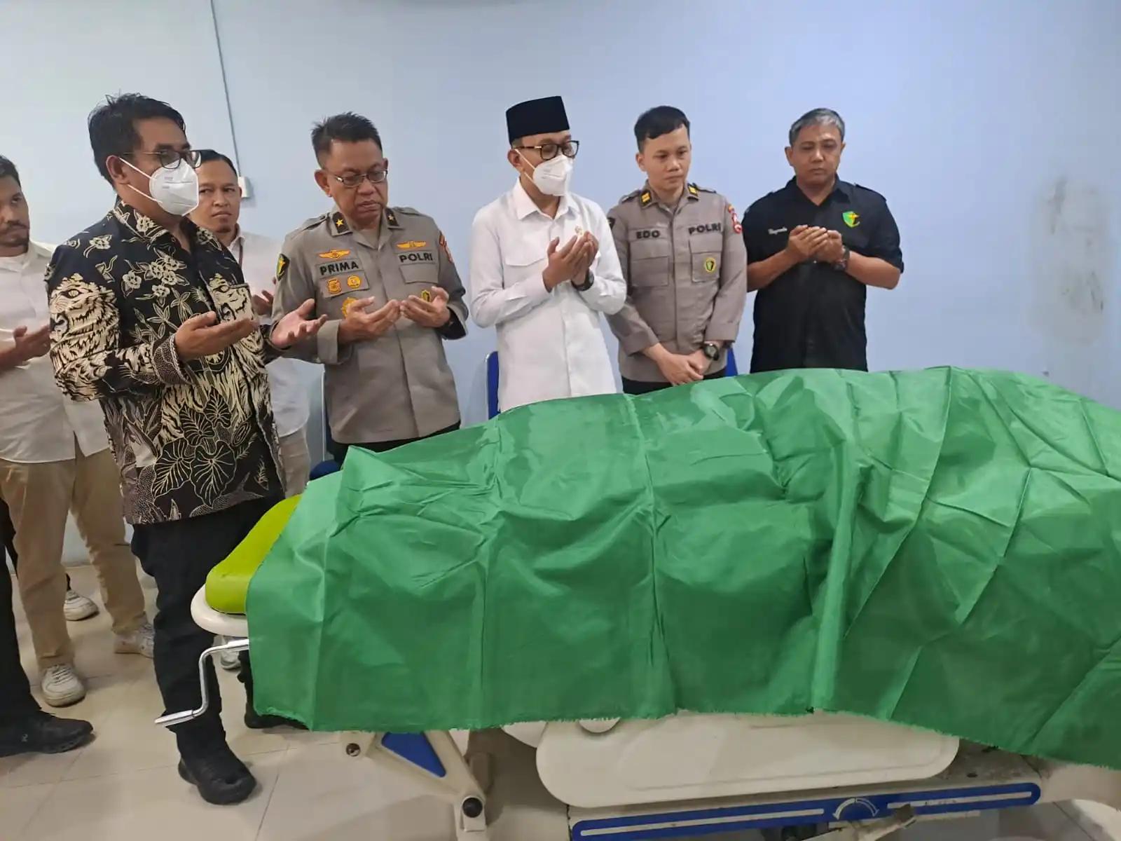 MenP2MI Abdul Kadir Karding saat berada di depan  jenazah PMI  non-prosedural, Wahyuni, di Rumah Sakit (RS) Polri Kramat Jati. (Foto. Rizal)