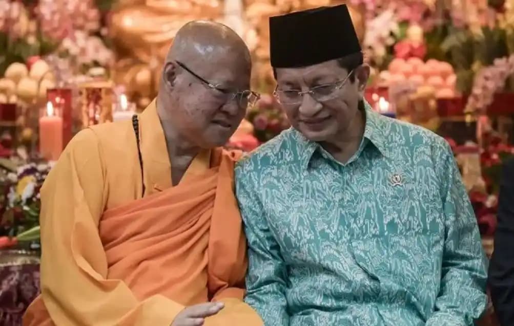 Menteri Agama Nasaruddin Umar bersama Kepala Wihara Biksu Aryamaitri Mahasthawira