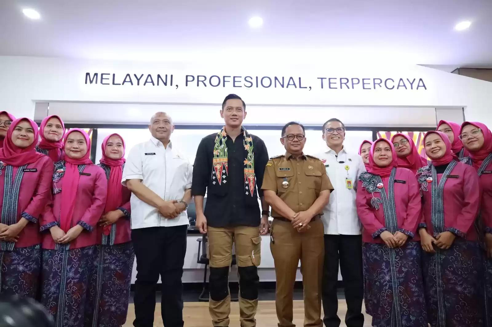 Menteri ATR/BPN, Agus Harimurti  Yudhoyono Hadir Di Kota Bekasi Menyerahkan Sertifikat Tanah Milik Masyarakat